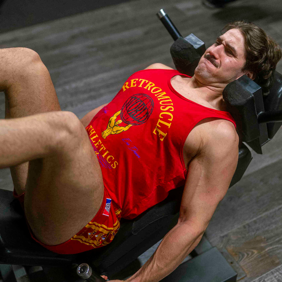 presse à cuisse retromuscle avec débardeur old-school retromuscle vintage rouge