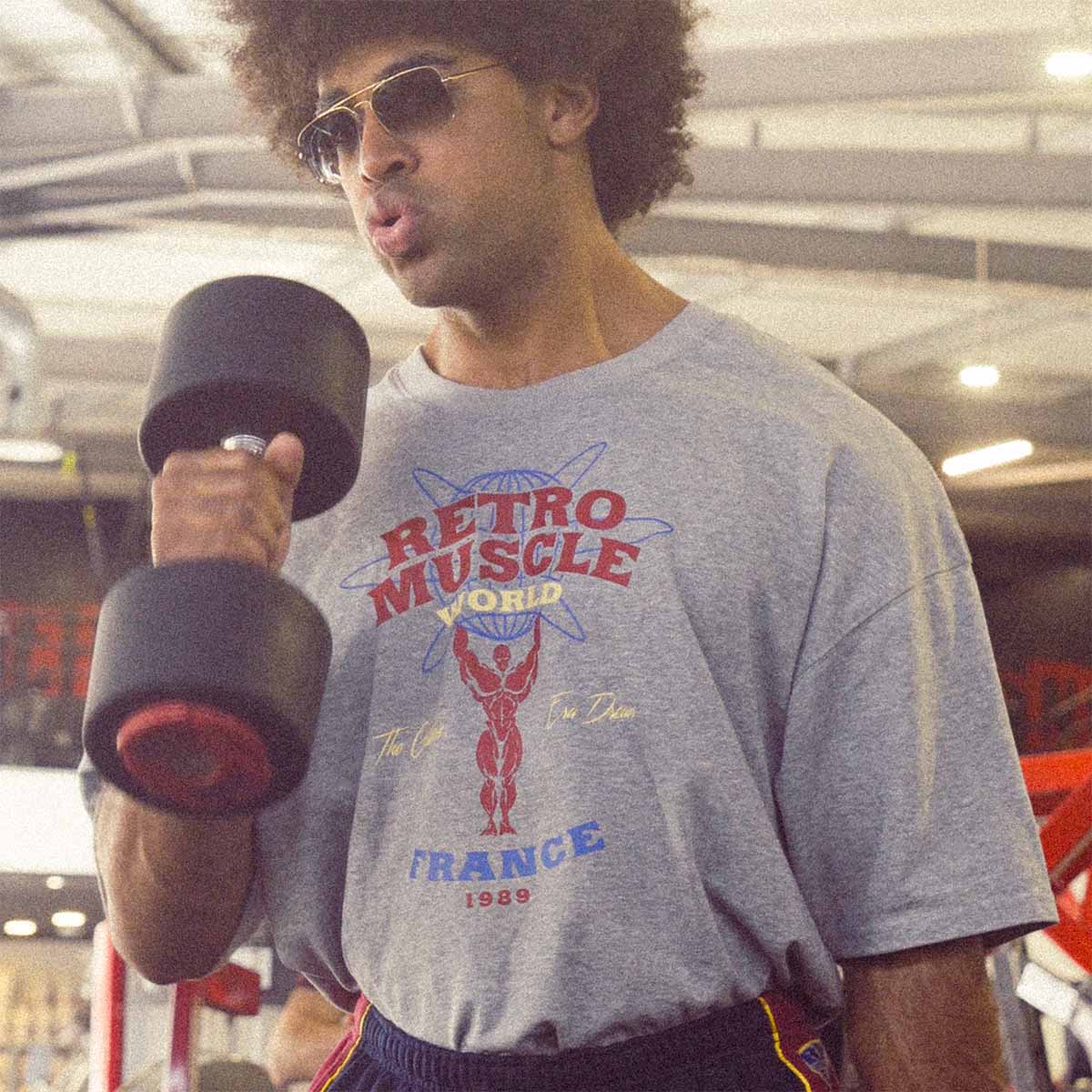 T-Shirt brodé gris RetroMuscle — front lifestyle gym
