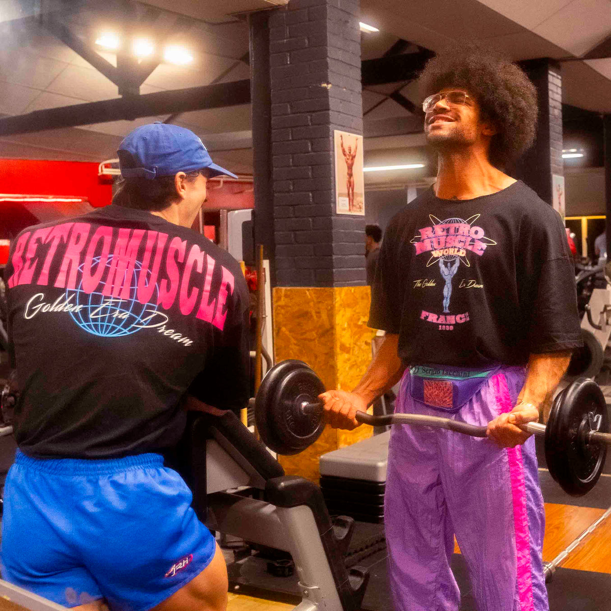 Entrainement en salle avec le Neon World Pump Cover RetroMuscle